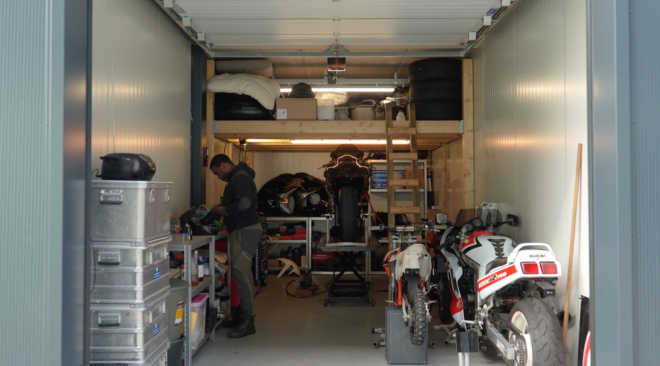 man in selfstorage unit van LOADS met motoren en gereedschap